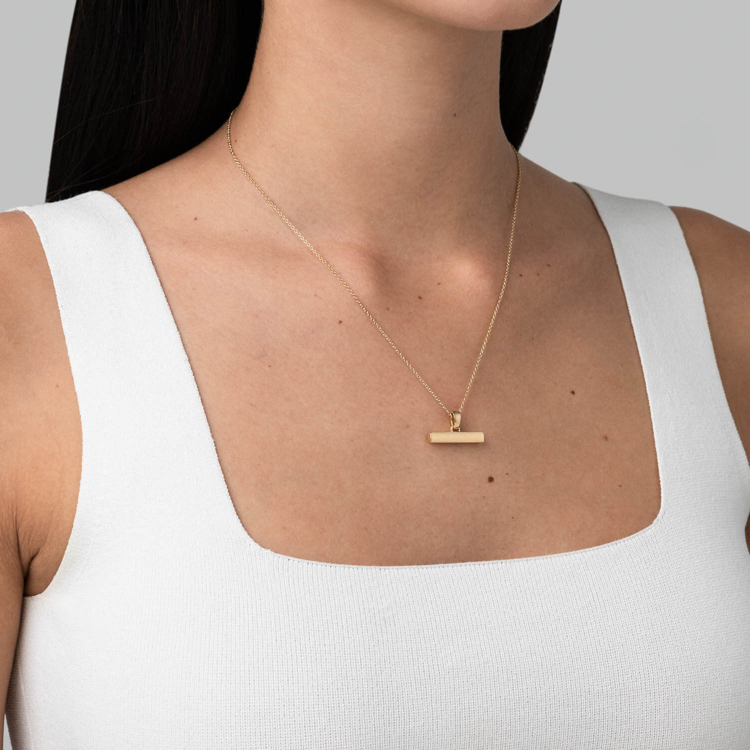 886 T-Bar Pendant With Chain in 18ct Yellow Gold