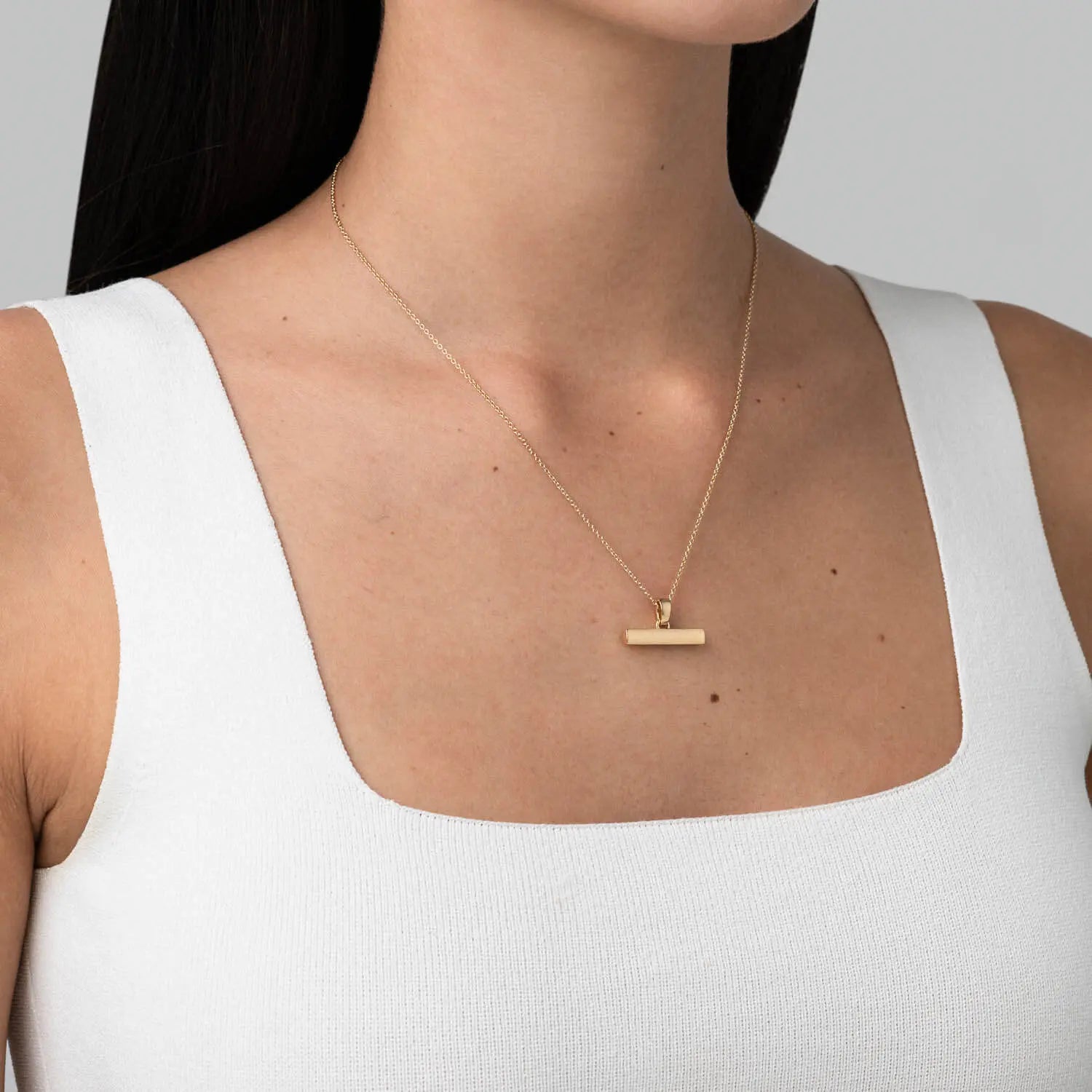 886 T-Bar Pendant With Chain in 18ct Yellow Gold 886 The Royal Mint