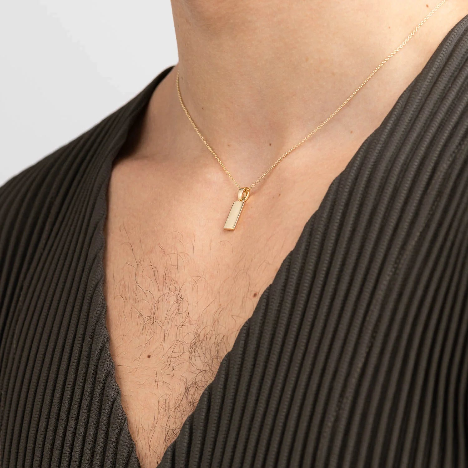 886 Small Bar Pendant With Chain in 18ct Yellow Gold