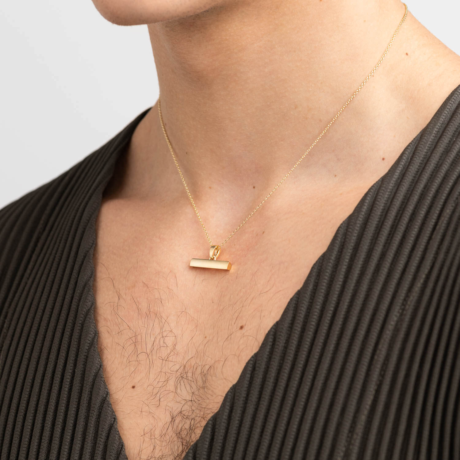 886 T-Bar Pendant With Chain in 18ct Yellow Gold