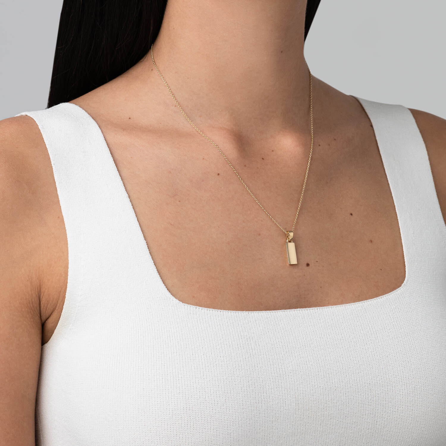 886 Small Bar Pendant With Chain in 18ct Yellow Gold